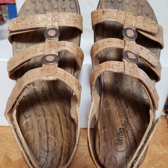 Vionic Yasmin II sandals.  Size US 7, UK 38 - Picture 8 of 9
